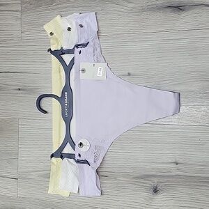 LUCKY BRAND THONGS.